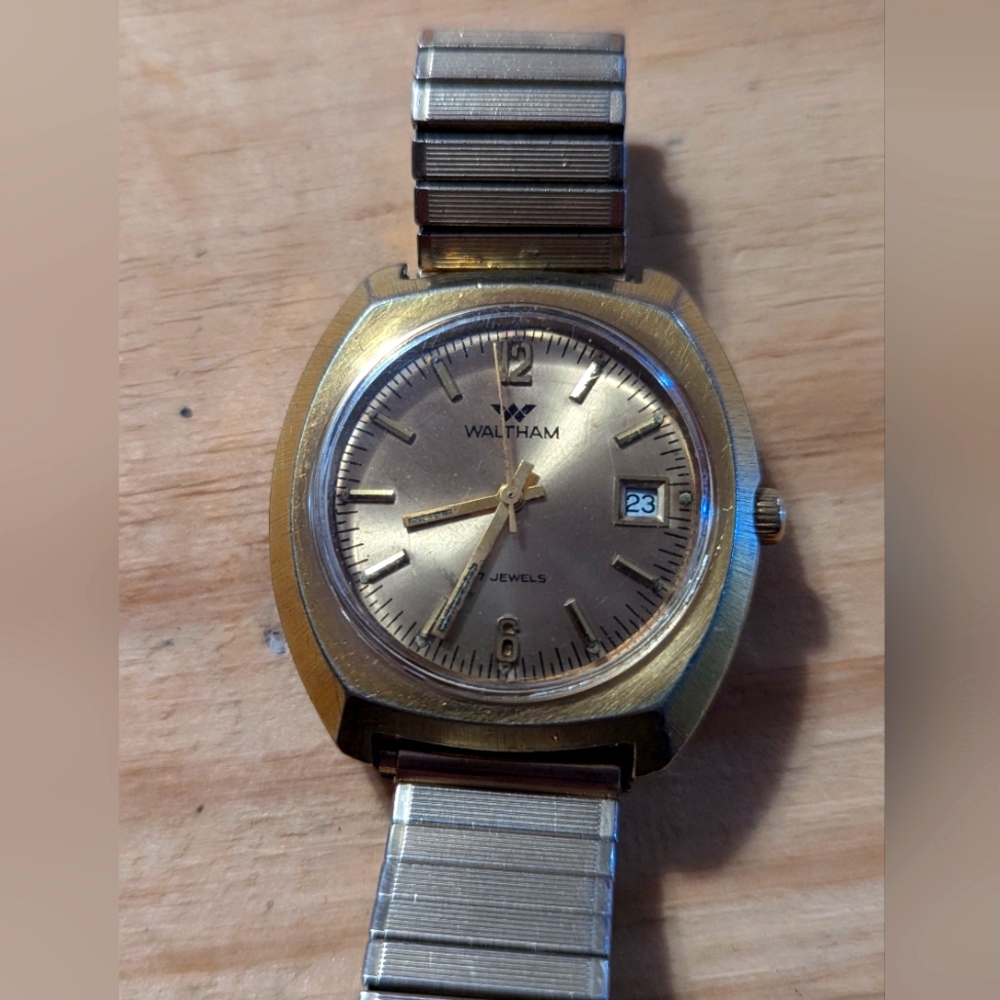 (631)Vintage Waltham 17 Jewels, Gold Tone, Mechanical/Wind-Up..